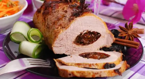 Jak upiec soczysty schab ze śliwką? Przepis krok po kroku