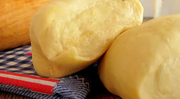Gotowe ciasto na pierogi, jak ciasto wonton, czeka na wałek.
