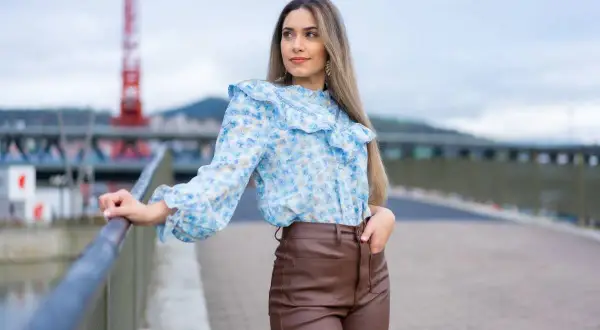 Skórzane spodnie: Jaka bluzka? Stwórz idealny look na każdą okazję.