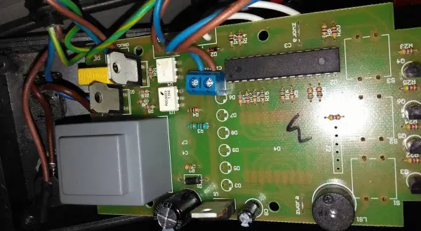 Sterownik Atos jak ustawić? Widok płytki drukowanej z elementami elektronicznymi, przewodami i przekaźnikiem.