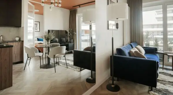 Jak urządzić salon w bloku? Sprytne triki na mały metraż