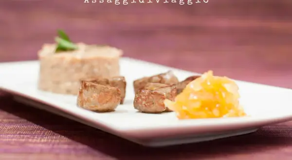 Delizioso fegato con cipolle caramellate, servito con un contorno di risotto.