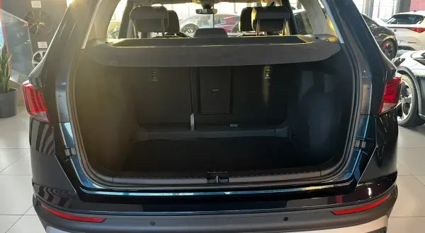 Otwarty bagażnik Seat Ateca, gotowy na podróż. Sprawdź, jak duża jest jego pojemność bagażnika, idealna na wakacyjne wyjazdy.