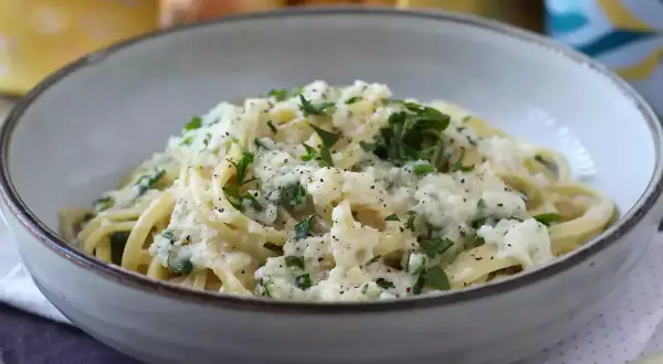 Krämig pasta med ost och persilja, ett av många billiga vegetariska recept som passar perfekt för en snabb middag.