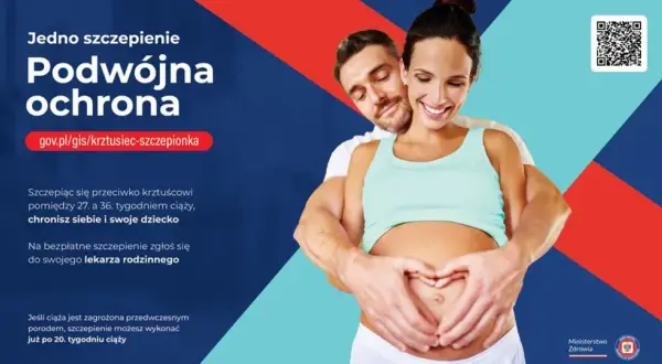 Szczęśliwi przyszli rodzice tworzą serce na brzuchu mamy. Kampania informuje o szczepieniu przeciwko krztuścowi w ciąży.