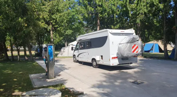 Wohnmobil auf einem Campingplatz, gute Bratislava Tipps für Camper.