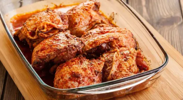 Saftiges putenfleisch marinieren in einer Glasform, bereit zum Braten.