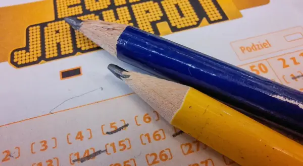 Czy polscy celebryci promujący loterie sami grają w Eurojackpot? Dwa ołówki leżą na kuponie lotto, sugerując wybór liczb.
