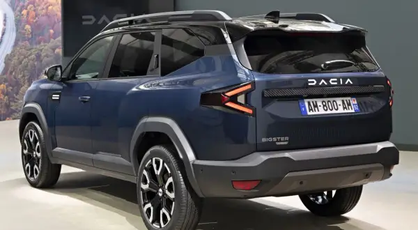 Dacia Bigster w kolorze granatowym, z charakterystycznymi światłami LED. Zapowiedź przyszłych silników dla tego modelu.