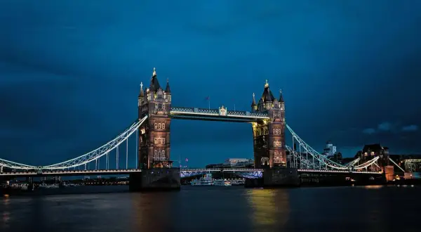 Wieczorem oświetlony Tower Bridge w Londynie. Zastanawiasz się, jaka waluta w Londynie? To funt brytyjski.