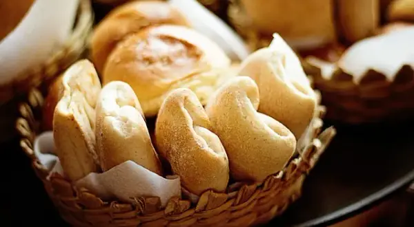 Ile świeżych drożdży na 1 kg mąki? Sprawdź idealne proporcje