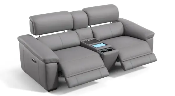 Grauer Ledersofa mit integriertem Tisch und Getränkehaltern. Wenn das **Sofa zu hart was tun**? Dieses Modell bietet Komfort und Technologie.