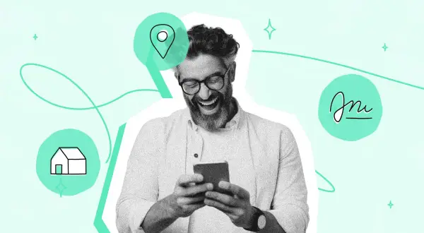 Uomo sorridente con smartphone, icone di casa, posizione e firma. Forse una soluzione per il preavviso sfratto affitto?