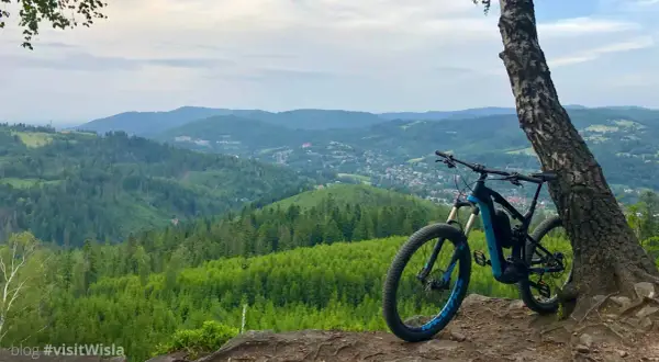 Rower górski czeka na przygodę na trasie rowerowej Skoczów Wisła. Widok na Beskidy zapiera dech w piersiach.