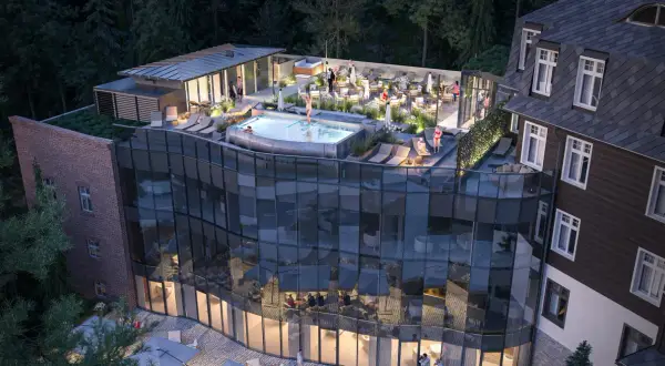 Nowoczesny taras z basenem i leżakami przy hotelu Sanssouci Karpacz. Goście relaksują się w otoczeniu zieleni.