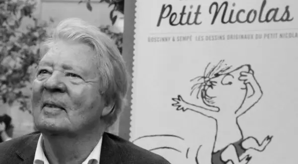 Jean-Jacques Sempé, jeden z twórców Mikołajka, obok rysunku z "Les vacances du Petit Nicolas".