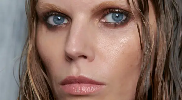 Occhi intensi con mascara sfumato, labbra lucide e capelli bagnati. Quanto dura un mascara? Dipende dalla formula e dall'applicazione.