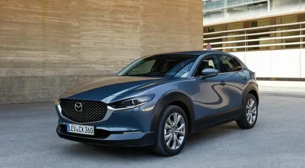 Elegancka Mazda CX-30 w szarym kolorze. Choć piękna, warto znać jej potencjalne wady przed zakupem.