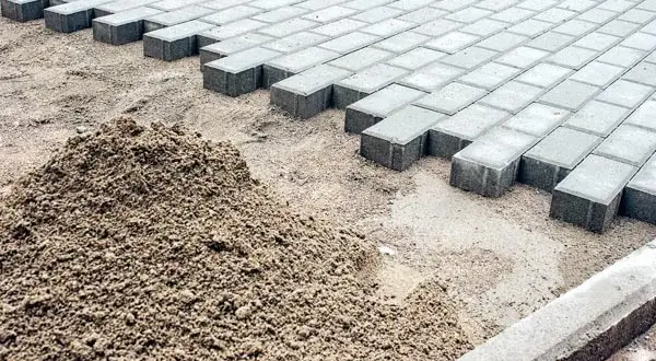 Jaki żwir pod kostkę brukową? Sekret trwałej podbudowy i podsypki
