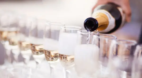Prosecco nalewane do kieliszków. Pamiętaj o umiarze, bo prosecco kcal też ma.