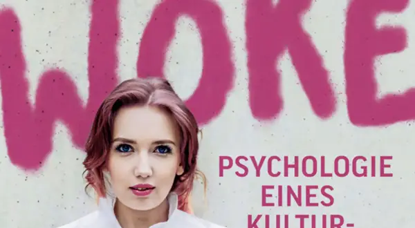 Junge Frau vor Schriftzug "WOKE". Der Text darunter lautet "Psychologie eines Kulturkampfes".