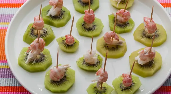 Verrine langoustine sur rondelles de kiwi, une bouchée fraîche et colorée.
