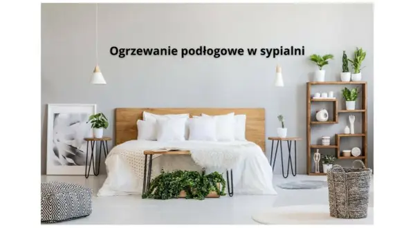 Przytulna sypialnia z łóżkiem i roślinami. Tekst na ścianie informuje o ogrzewaniu podłogowym w sypialni, zapewniającym komfort.