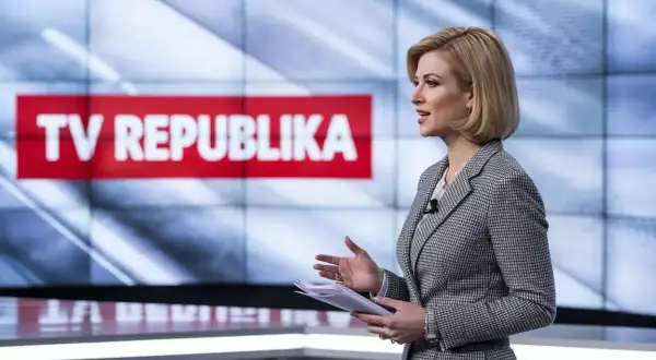 Prezenterka w studio TV Republika z dokumentami w ręku.