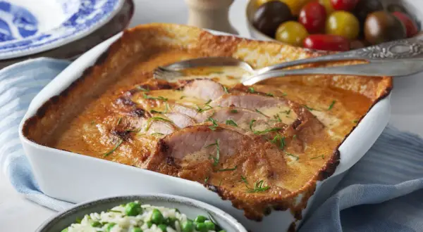 En krämig kasslergratäng med gyllene yta, garnerad med färska örter. Ett perfekt kassler recept för en mysig middag.