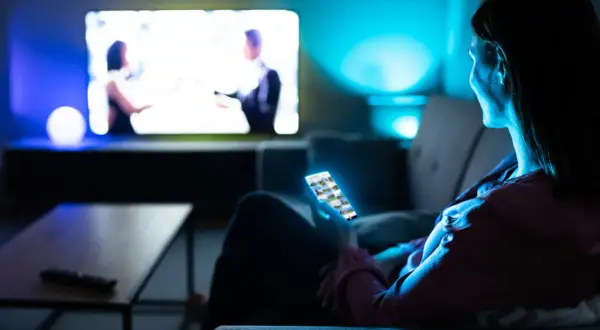 Czy od telefonu psuje się wzrok? Fakty, które musisz znać