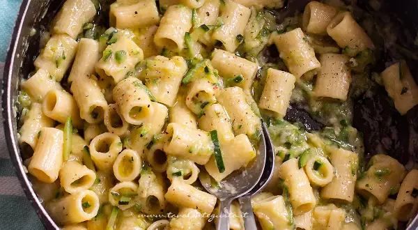 Primo piatto cremoso di pasta con zucchine, condita con un sugo leggero e saporito.