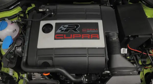 Silnik 2.0 TSI Cupra z napisem "Powered by Will Champion".