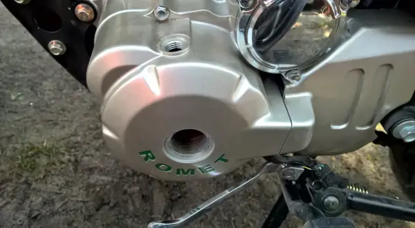 Fragment silnika motocykla Romet z widocznym gwintowanym otworem.