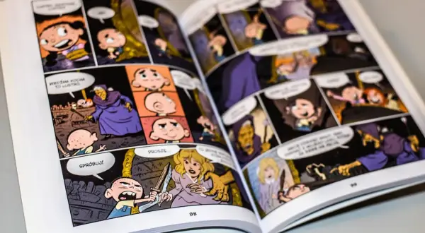 Otwarta książka z kolorowymi komiksami dla dzieci 10 lat. Widać postacie, dialogi i magiczne sceny.