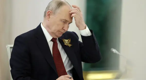 Putin w zamyśleniu, z ręką na czole. Wiek i doświadczenie malują się na jego twarzy.
