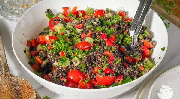 Frischer Linsensalat mit Tomaten, Gurken und Paprika. Ein gesundes und leckeres linsensalat rezept für jede Gelegenheit.