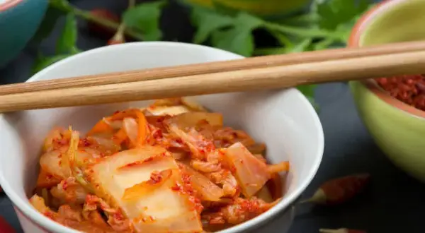 Z czego jest kimchi? Odkryj sekrety smaku i zdrowia!