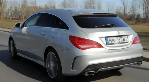 Srebrny Mercedes CLA Shooting Brake w ruchu. Dyskusja na forum: mercedes cla jaki silnik wybrać?