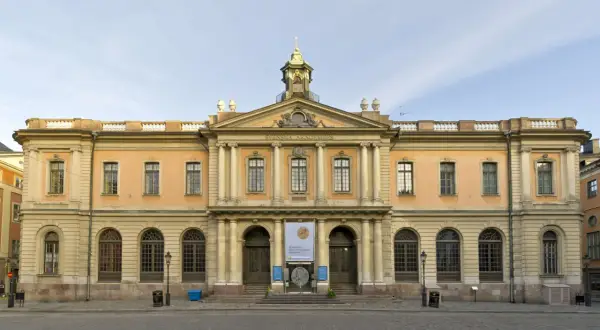 Nobelpriset Museum i Stockholm, en ståtlig byggnad med gul fasad och klassisk arkitektur.