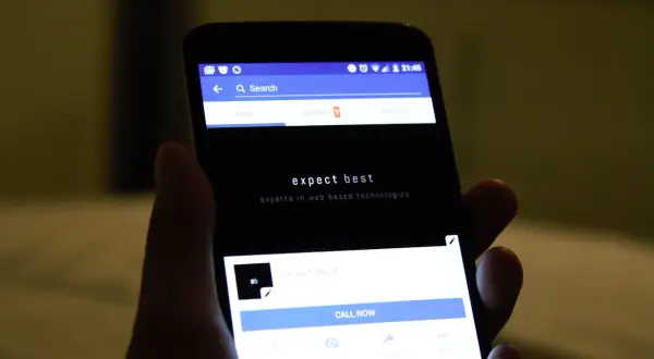 Osoba przegląda profil "Expect Best" na Facebooku, szukając informacji, jak utworzyć nowy profil na Facebooku.