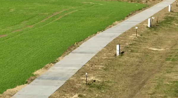 Nowy utwardzony teren obok pola. Czy utwardzenie terenu wymaga zgłoszenia?