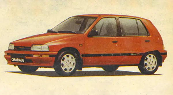 Czerwony Daihatsu Charade z lat 90. z napisem "CHARADE" na przednim zderzaku.