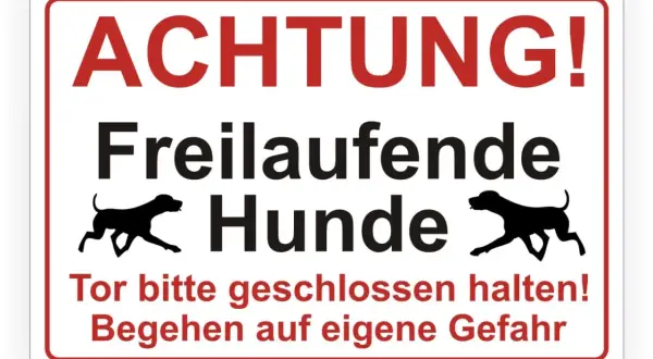 Achtung! Freilaufende Hunde. Ein fremder Hund rennt auf meinen Hund zu. Tor bitte geschlossen halten!