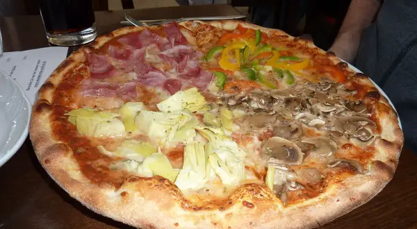 En pizza quattro med skinka, kronärtskocka, paprika och champinjoner. En klassiker som passar alla smaker.