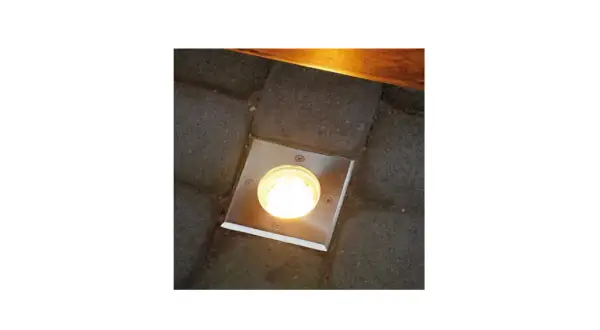 Nowoczesne lampy led 230v zewnętrzne wbudowane w kostkę brukową, oświetlające ścieżkę.