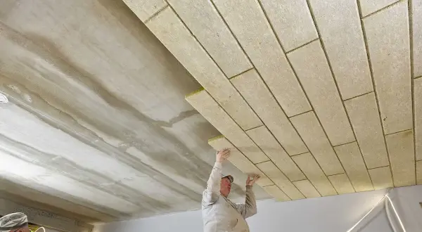 Ocieplanie stropu betonowego na poddaszu nieużytkowym: montaż płyt izolacyjnych.