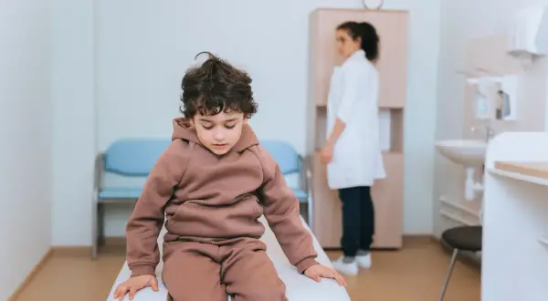 Wymioty u dziecka: Co podać? Leki, nawadnianie, objawy alarmowe