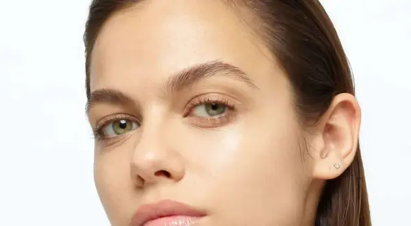 Viso pulito e radioso dopo l'uso dell'acqua micellare, perfetta per rimuovere trucco e impurità.