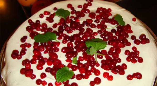 En krämig pepparkakscheesecake toppad med färska lingon och myntablad. En härlig juldessert!