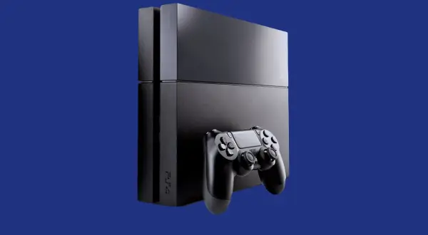 Czarna konsola PlayStation 4 z kontrolerem DualShock 4 na niebieskim tle.